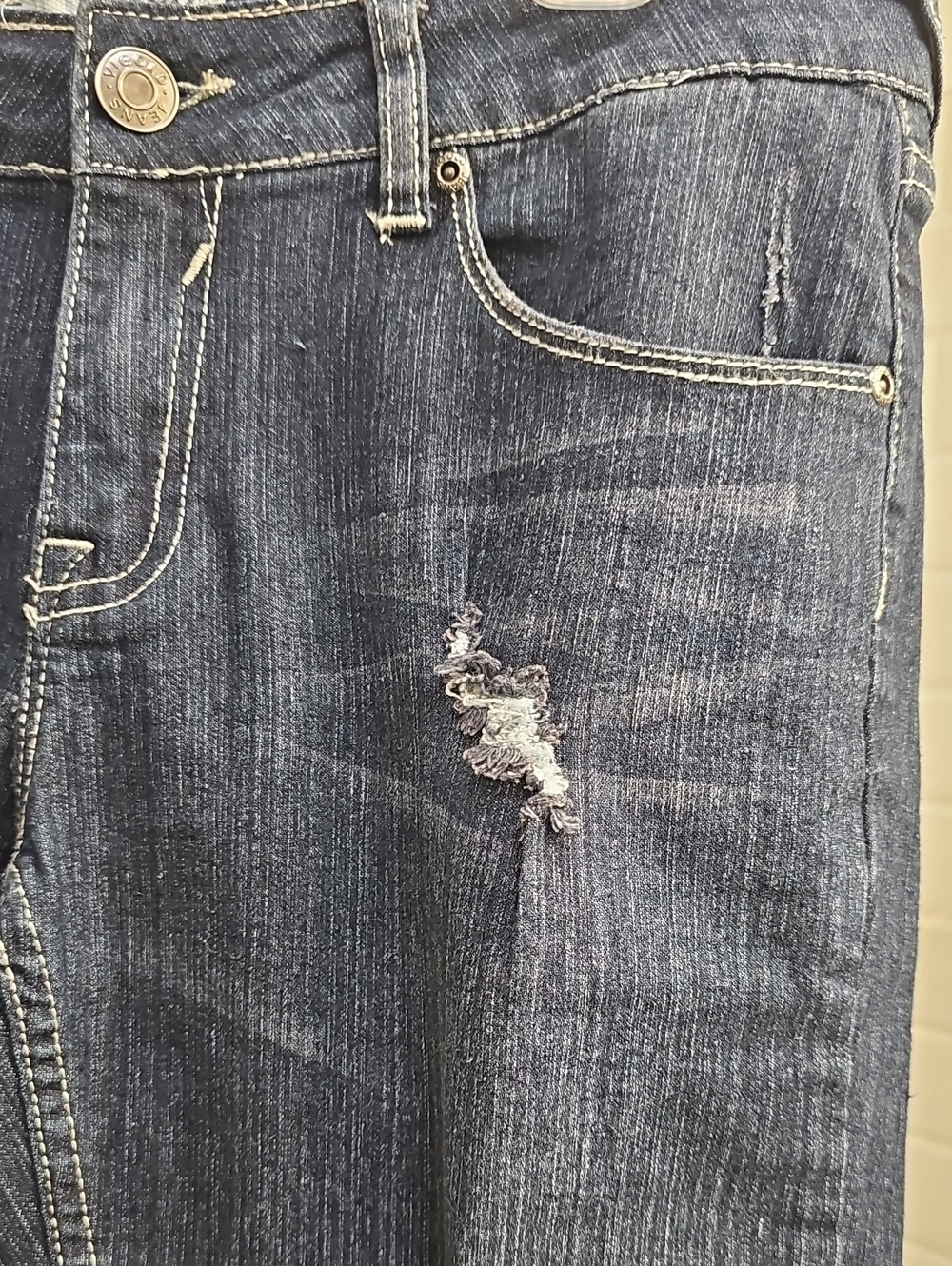 Vigold Dark Wash Distressed Denim Bermuda Shorts. Excellent Pre-Loved Condition. - Picture 6 of 6